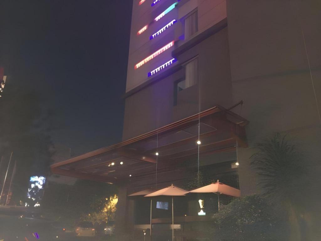 G Suites Hotel By Amithya Surabaya Kültér fotó