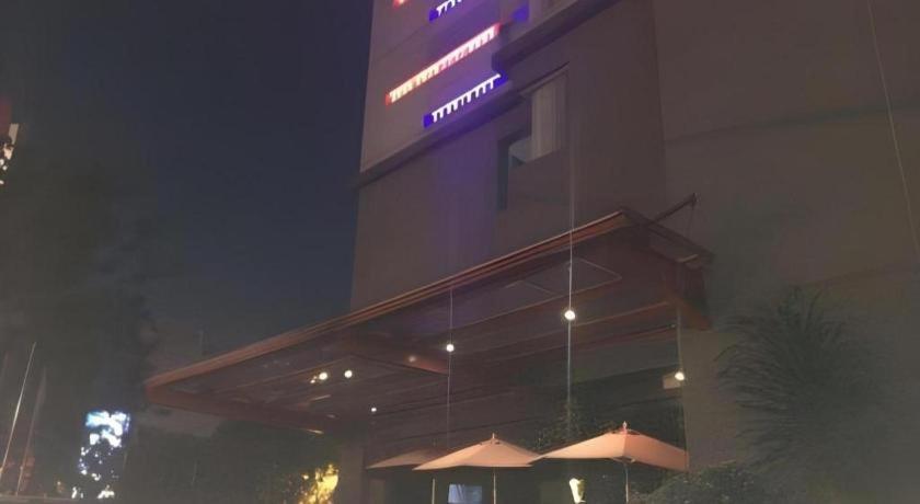 G Suites Hotel By Amithya Surabaya Kültér fotó
