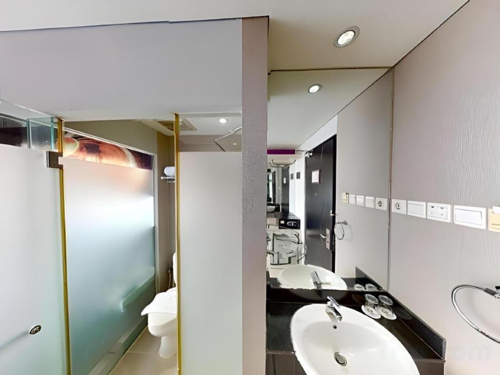 G Suites Hotel By Amithya Surabaya Kültér fotó